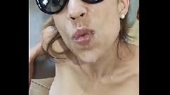 Rachando de rir com a boca cheia de porra