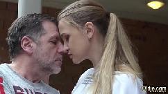 Gradpa fode a buceta adolescente apertada e molhada com gozada na boca