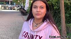 Um adolescente latina inocente fode por dinheiro