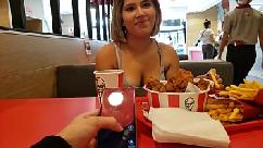 Controle de vibrador em kfc e gozada interna no banheiro