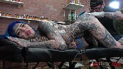 Amber luke faz uma tatuagem de idiota e uma boa foda