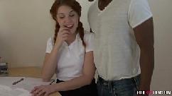 Aluna ruiva empalada por um galo negro