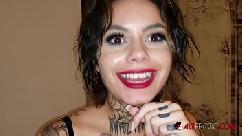 Genevieve sinn fodeu depois de fazer uma tatuagem no rosto