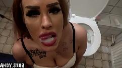 Surpreso ao urinar e borrifo bem na boca