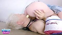 Escrava come banana do babaca do menino