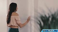 A morena de peitos pequenos adora sexo romântico