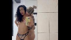 Peguei minha melhor amiga da escola se tocando na frente do espellho do meu quarto não aguentei somente essa nifetinha gostosa acabei chupando ela gostoso esse corpo quente