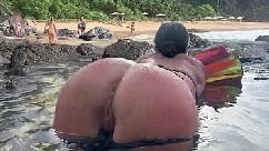 Um estranho alimenta meu esperma com peixes na frente de todos