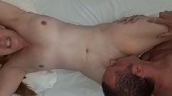 Dei uma chupada intensa na xoxota da branquinha que fez ela gozar bem gostoso na minha boca