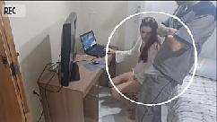 Safada dona de casa recebe manutencista depravado