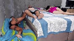 Esposa divide o quarto com amiga amiga não resiste ao seu marido