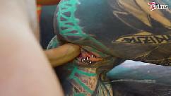 Tatuadora que virou brinquedo anal – pornstar fodida pelo próprio cliente