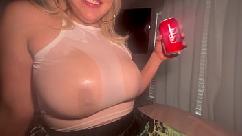 Meia-irmã seus mamilos estão aparecendo