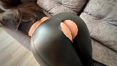 Garota gostosa em leggings esportivas quer ser fodida por esse buraco