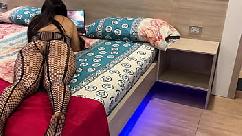 Eu pegou minha madrasta assistindo pornografia na cama e a faÇo chupar meu pau para refrescar seu tesÃo