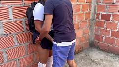 Ela sai da escola para ter a buceta arrombada em um terreno abandonado e acaba cheia de porra