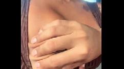 Eu pago o uber com boquete e ele goza na minha cara