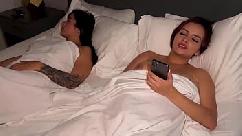 Eu me masturbo na casa da minha melhor amiga latina enquanto ela e a faço me foder em uma sessão de sexo lésbico até eu gozar na cama dela silvanalee e angieortiz