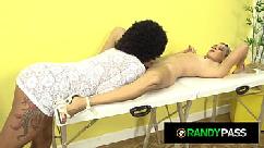 Jovem negra dá massagem lésbica a uma milf pequena