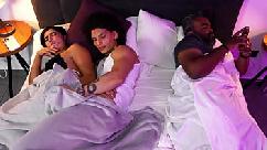 Enteado acaba ajudando a madrasta após entrar na cama dela