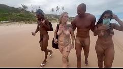 Amigas vão na praia de nudismo dar pros pirocudos