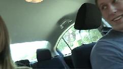 Jessie andrews não está acostumada a fazer boquetes em homens como você verá ela quase chorando enquanto