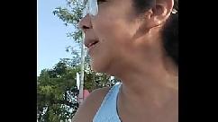 A vizinha faz entregas para a didi e não percebe que está mostrando tudo