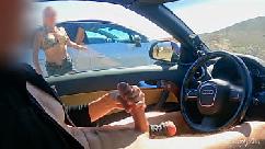 RevelaÇÃo de rosto das duas garotas exibicionismo de pênis pequeno no carro para duas garotas de corpos perfeitos