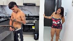 Minha madrasta me deixa gozar na bunda dela em troca de não contar a ninguém que sou viciado em vídeos xxx