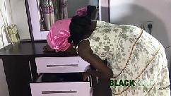 Amadora africana peituda fodida por trás