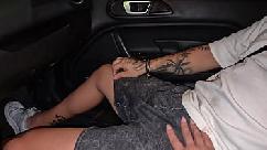 O motorista do uber não resiste ao meu pau grande e acaba montando nele no meu apartamento - aaroon mush