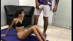 Encontro minha meia-irmã se exercitando não resisto e caio na tentação de acariciá-la histÓria completa