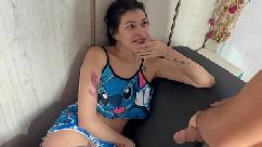 Dividindo o sofá com minha meia-irmã acabei esfregando sua boceta macia e que momento maravilhoso nós tivemos