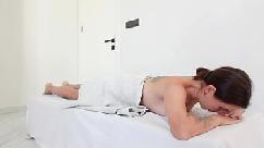 O dedo do massagista deslizou em seu anal e ela pediu para ele foder sua bunda