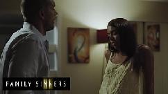 Family sinners - garota esbelta não consegue resistir às exigências sexuais do pai do namorado e deixa que ele a foda