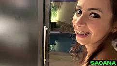 Pensa numa novinha sensacional emperrando a rola inteira e ela rindo que delícia ela