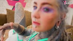 Dreadlocks hippie pornstar faz um boquete desleixado com um pau grande e uma cavalgada anal