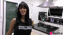 Shay seduziu entregador bem dotado e fez anal no pelo