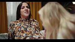 Haley spades dá a amirah adara um boquete desleixado e depois monta seu grande pau futa para secar