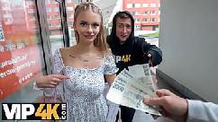 Hunt4k a loira gostosa naomi love está exibindo seus seios naturais e traindo seu namorado na frente dele