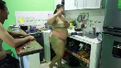 Transando com a irmã da minha esposa na cozinha de casa