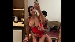 Influenciadora gostosa estava fazendo um vídeo para o tiktok e teve sua bucetinha apertada fodida